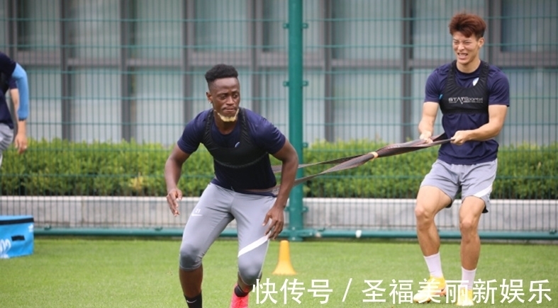 莫雷诺|大连队白胡子以一敌五！助教和陶强龙勾肩搭背，王亚旗死扛巴索戈