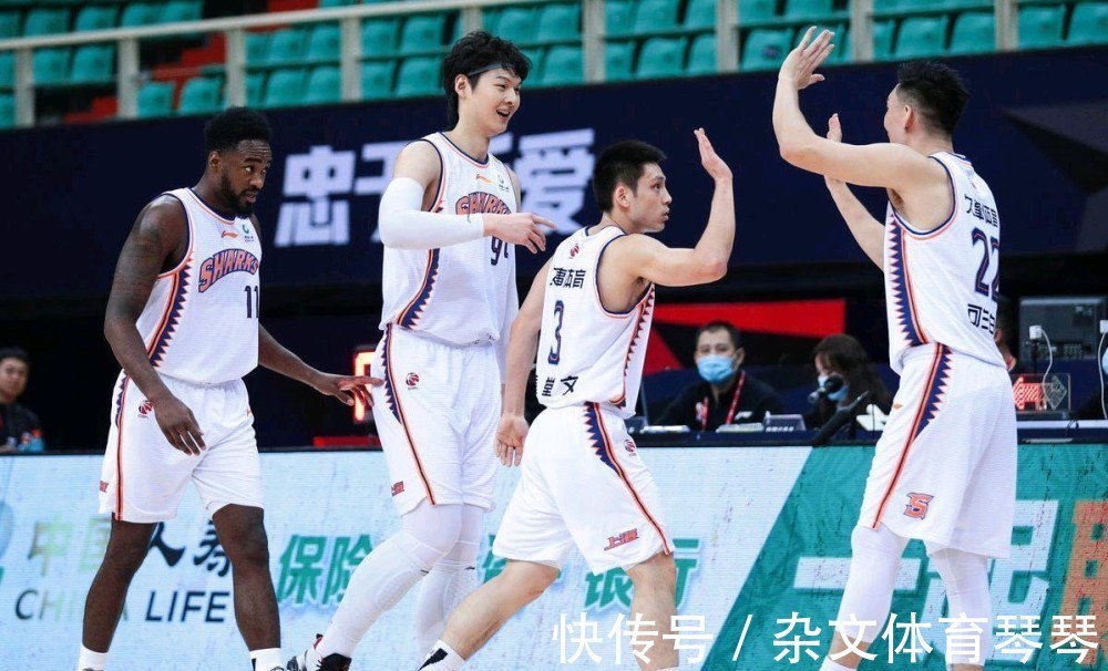 变阵|开局13-0,上海三巨头41+6爆发,王哲林8分被弃用,李春江变阵成功