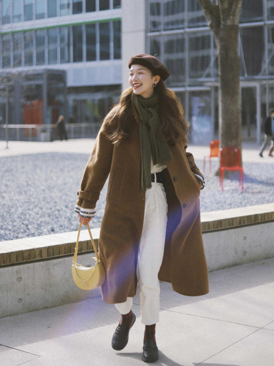 烟管裤|今年秋冬,有种穿法叫“大衣+裤子”火了,上身后没想到那么气质