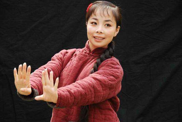 2007年,《星光大道》王二妮風(fēng)光無限,嫁人回農(nóng)村后因何發(fā)文抱怨