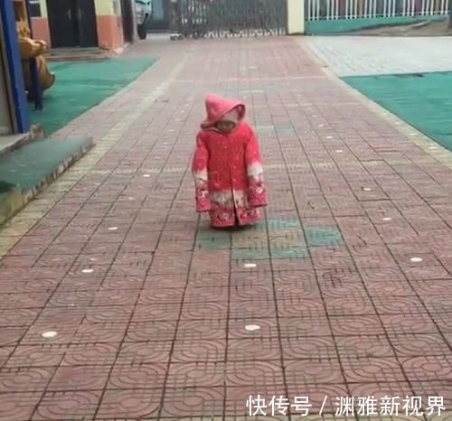 爷爷奶奶|“保暖奶奶”带娃走红,有种“冷”叫奶奶觉得你冷,网友笑了