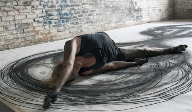 视觉$国外女艺术家用身体当画笔,边跳舞边画画,堪称视觉盛宴