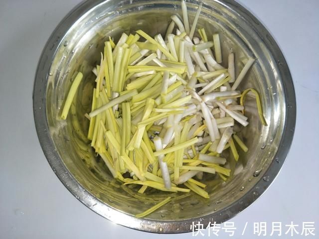 蒜黄|鸡身上的好吃部位，1块5一斤，2块钱做一大盘，肉味香浓好吃