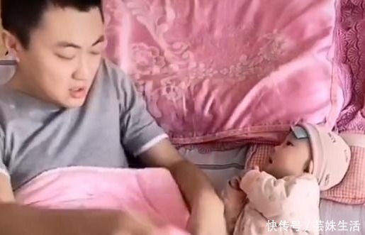 宝妈|宝爸陪娃睡,竟还敢抢宝宝被子,被宝妈一棍吓醒