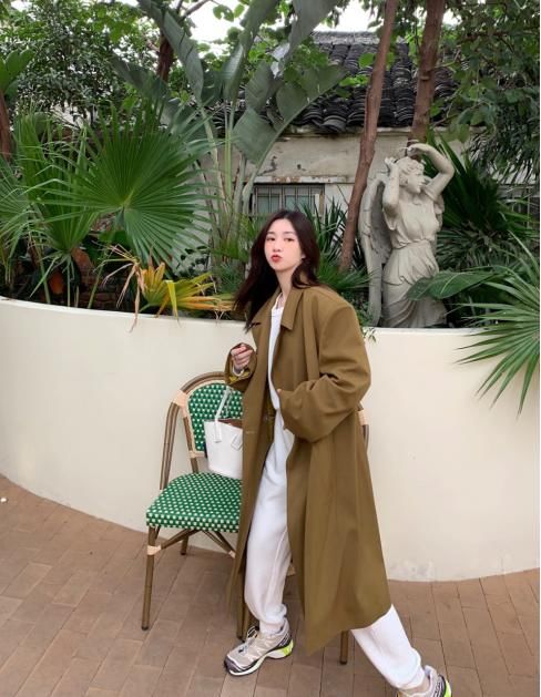 风衣穿得美不美，关键看内搭，早春选择这几款就对了