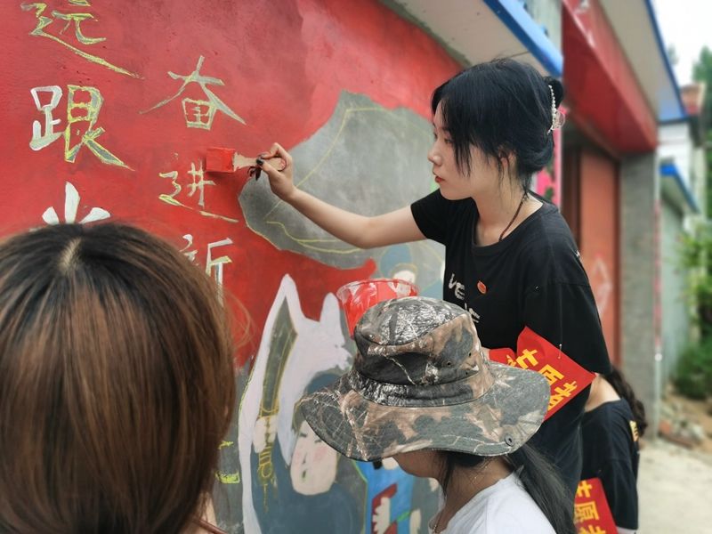 振兴|永远跟党走，奋进新时代——墙绘艺术进基层，美丽乡村添新景