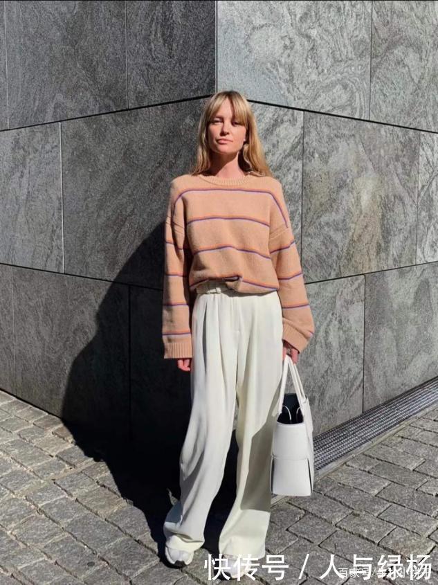 早秋出镜最高的经典搭配,“毛衣+阔腿裤”简约时髦,温柔还保暖