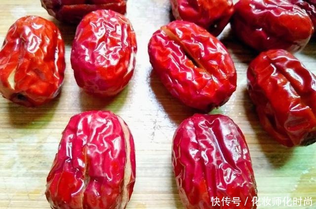 “穷人的阿胶”被发现,每天喝一碗,补血养颜,气色红润不显老