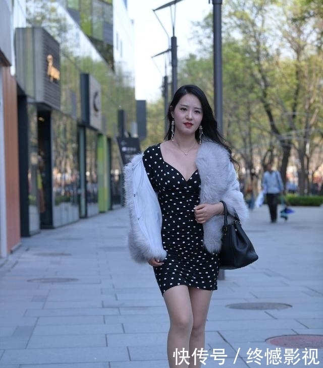 连衣裙提升气质与魅力,尽显年轻魅力