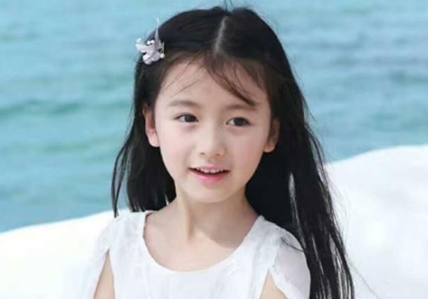 走红|幼儿园“混血女孩”走红,即使眼神迷离,也成为关注“焦点”