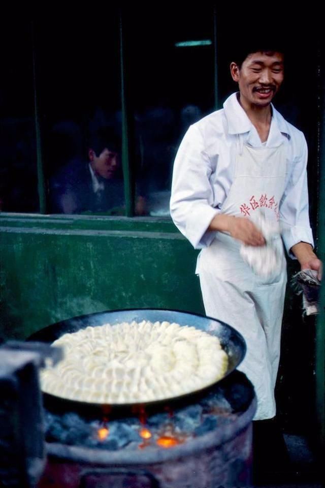  饭馆|老照片：30年前的街头小饭馆，回味无穷的美食，难以忘却的味道