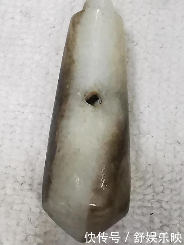 白玉黑沁双孔棱形坠子一般老化特征和老光特征,跟仿品比较