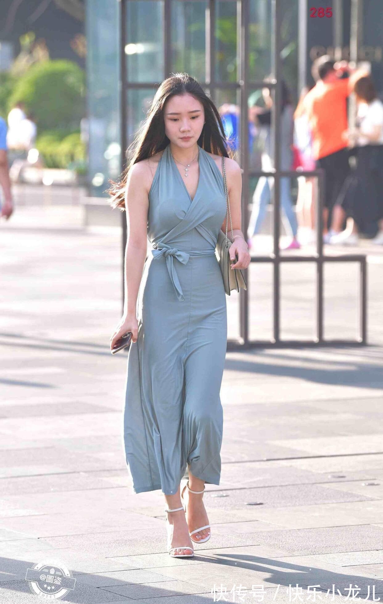 短裙 清新活泼的短裙装扮不乏气质感,带来轻松的美丽效果,不会过时