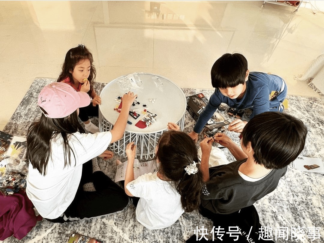 刘畊宏晒爸爸5聚会照，春哥一手抱Jasper一手抱小泡芙