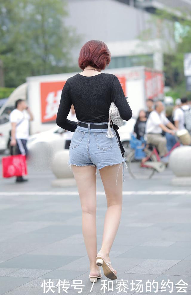 黑色紧身长袖搭配高腰牛仔短裙,时尚高挑,气质迷人