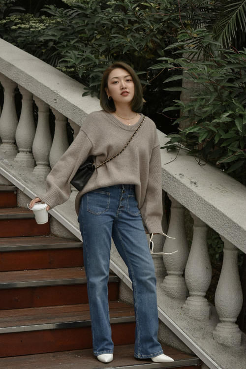 小白鞋不吃香了,今年流行“一脚蹬”,配牛仔裤,不仅时髦还显高