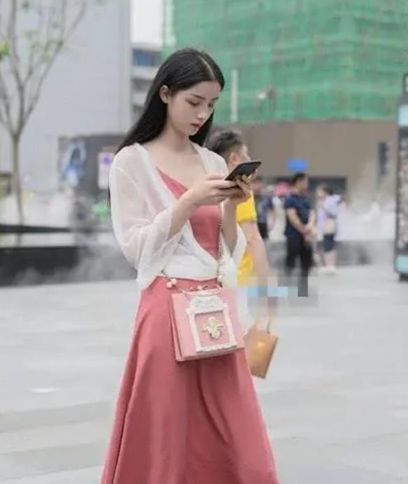 街拍般般入画的美女，一条灰色的连衣裙，时尚达人气质