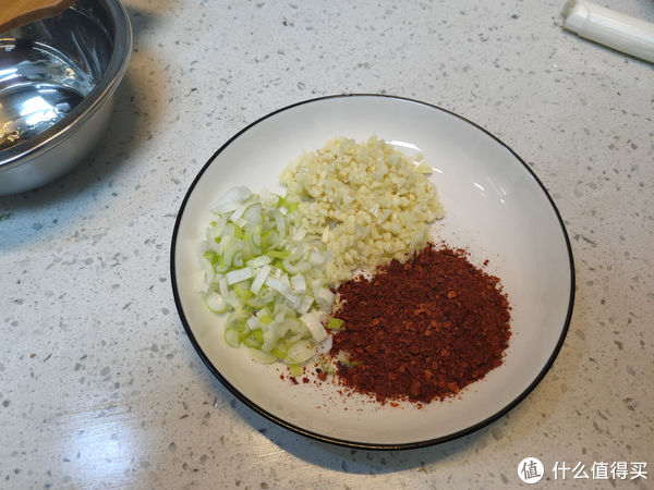 香菇酱不用买了，在家就能做，酱香浓郁无添加，拌米拌饭都合适