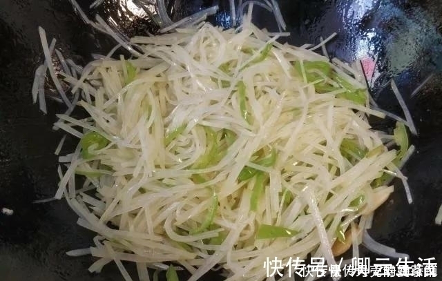 炒土豆丝十人九错,难怪粘锅不脆不好吃,快看酒店厨师怎么做的