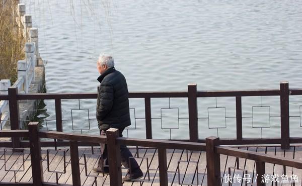 骨质疏松不必吃药?骨科医生劝你别冲动,盲目停药可能会伤身