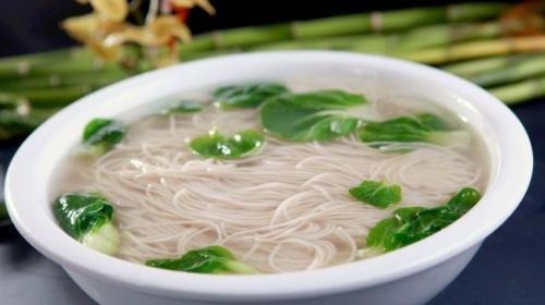 清汤面，面条直接煮就错了，难怪不筋道不好喝，大厨这样做才对