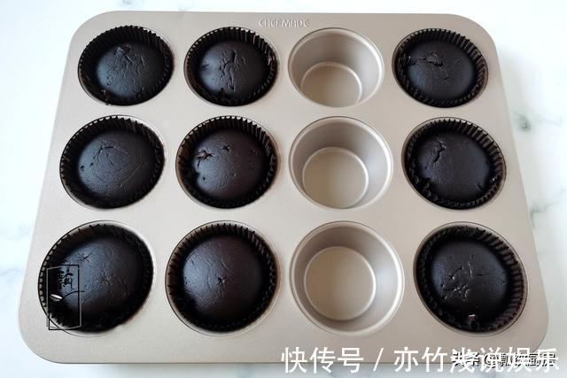 黑米糕|老人想吃米糕，黑米粉加酵母做出来，没有泡打粉的蓬松，但很好吃