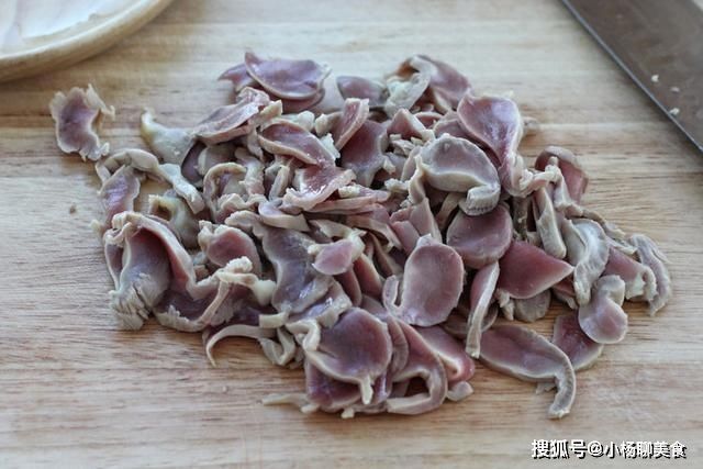 下酒菜当属炒鸡胗，想要脆嫩有1步不能省，没腥味更有嚼劲