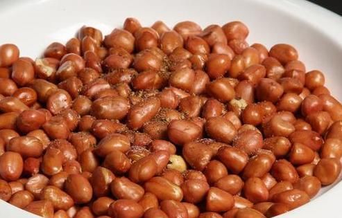 炸花生米时，不能先放油，大厨教你正确操作，花生更香更酥脆