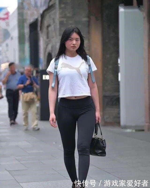 穿搭 打底裤穿搭活力十足，让你尽显身材，简单搭配也有女人味！