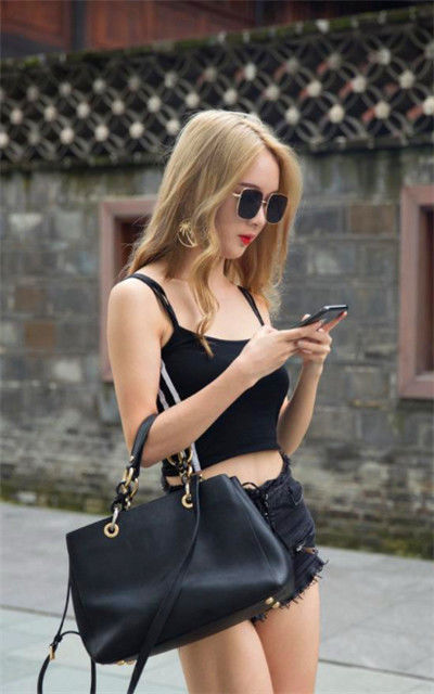 挺拔|街拍身姿挺拔美丽大方的小姐姐,一身潮流时尚的穿搭,温柔中不失大气