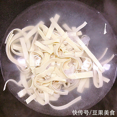 配着这盘凉拌豆皮，米饭可以吃三大碗