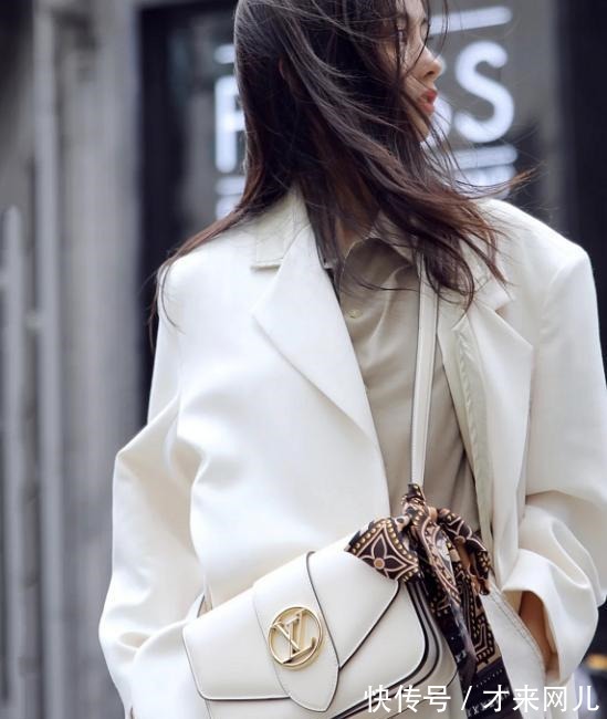 丝巾 最近流行一种风格，叫“心机女孩的不心机穿搭”，照搬着用就很美！