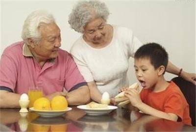 宝妈|为什么现在老人更疼外孙,而非孙子有人说了3点原因,很现实