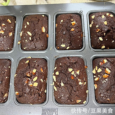 超级简单的香蕉巧克力蛋糕，赶快get起来