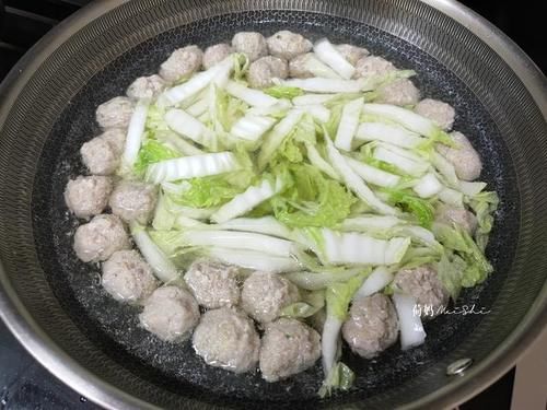  孩子|天冷了，给孩子煮一锅大白菜肉丸汤，汤鲜肉嫩，营养又美味！
