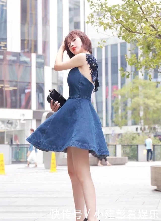 肤色|牛仔裙清纯可爱,背后的设计,大显白皙肤色