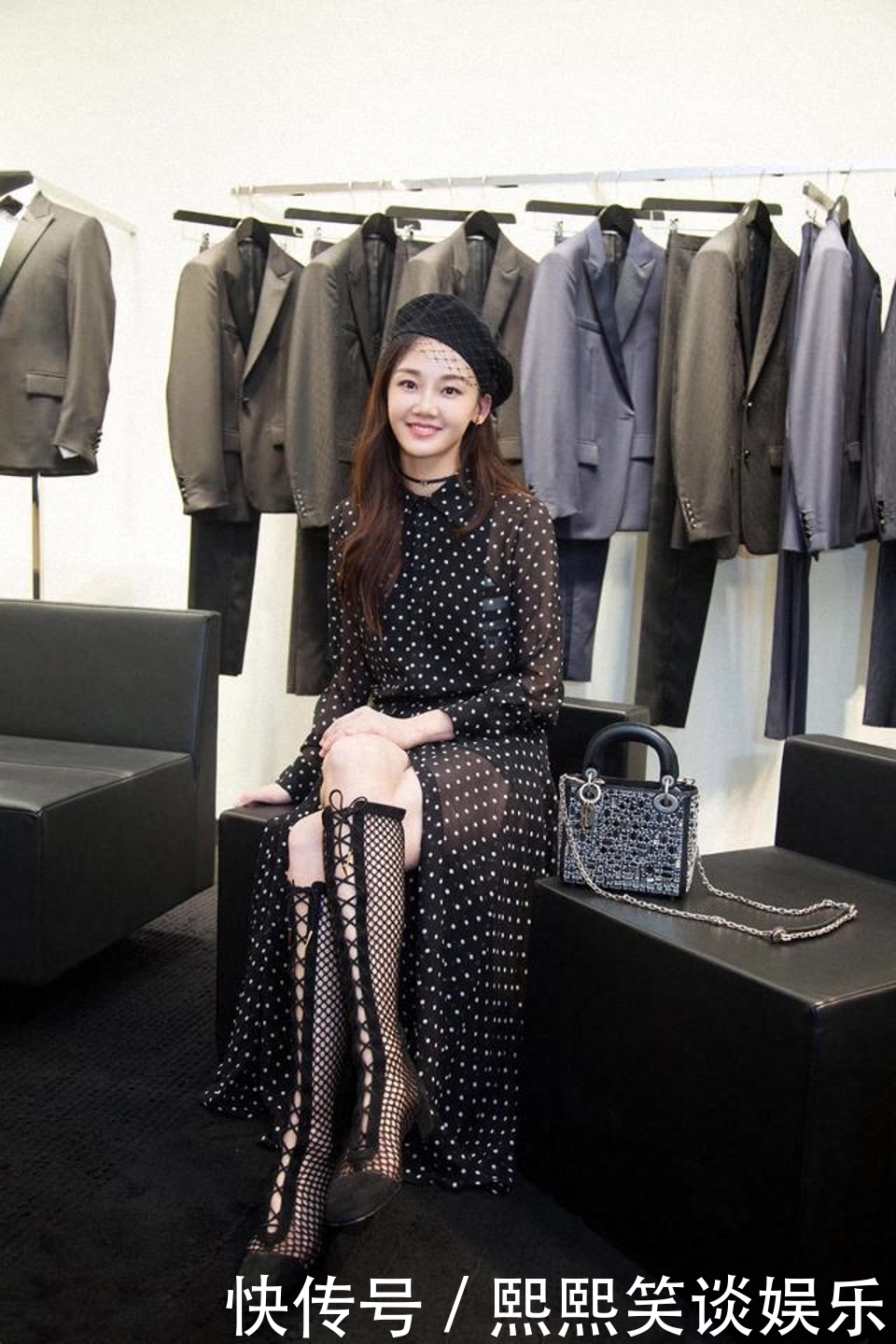 路人街拍,美女穿波点连衣裙配贝雷帽,让人感到耳目一新