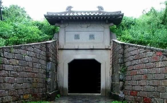 门上|放牛娃山中发现古墓，专家赶到后发现墓门上八个字，瞬间就怒了