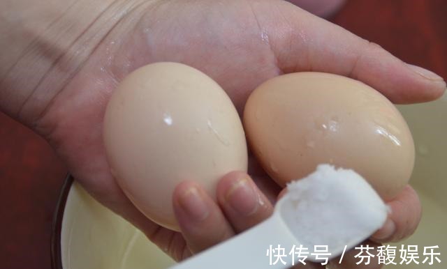 水煮鸡蛋,不用锅不用电,煮出的鸡蛋老嫩适中,真是高手再民间