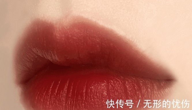 艳红 有多少女孩不会涂口红,还整天顶着一嘴艳红认为自己挺美!