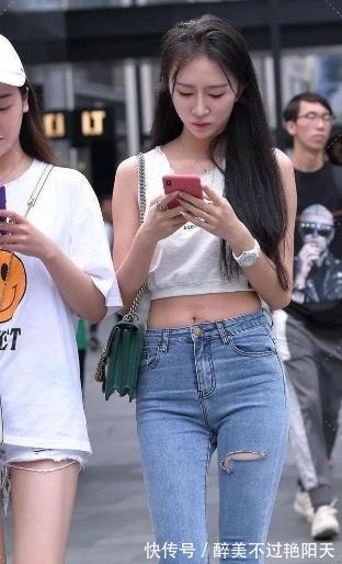马丁靴|白色短背心搭配破洞牛仔裤,个性时尚,青春靓丽