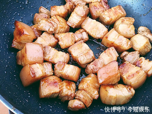 教你懒人红烧肉做法,往电饭锅里一扔,肥而不腻,出锅一扫光