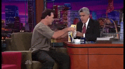 |搞笑GIF:哥们,你还真是土豪,用茅台酒喂螃蟹