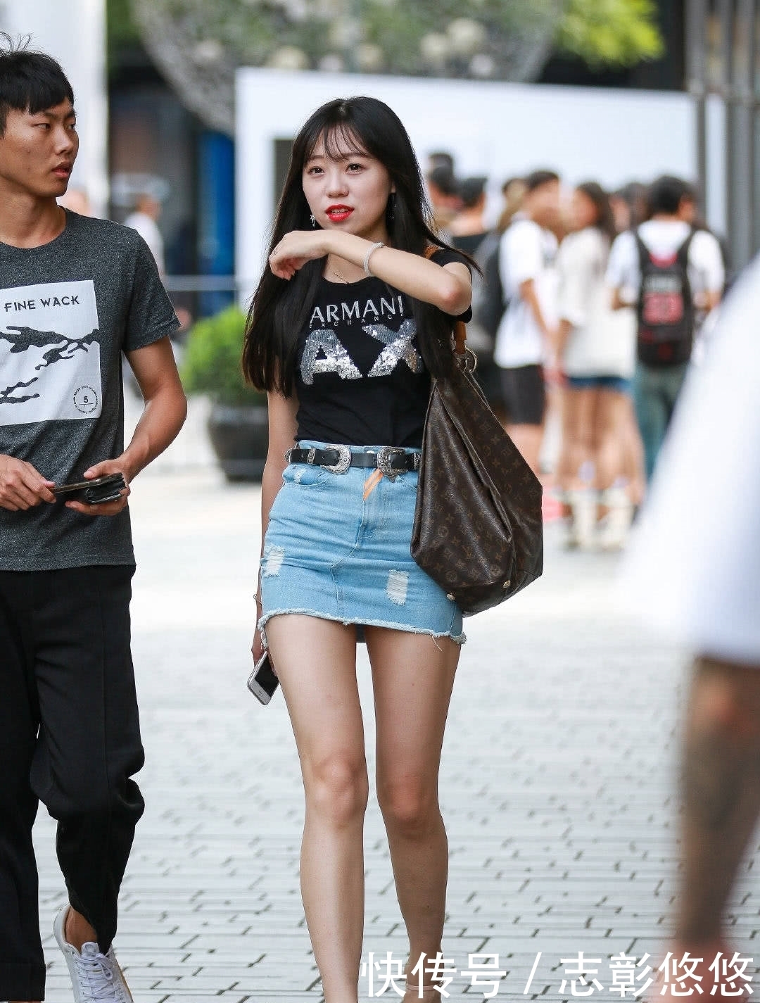 短裙|街拍:美女短袖搭牛仔小短裙,迷人的大长腿,身材曲线非常完美