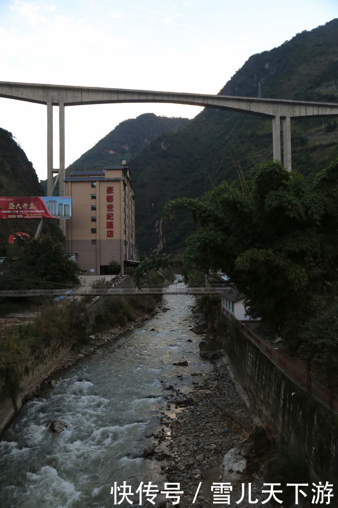 怒江峡谷内素有，十里不同天，万物在一山，之说