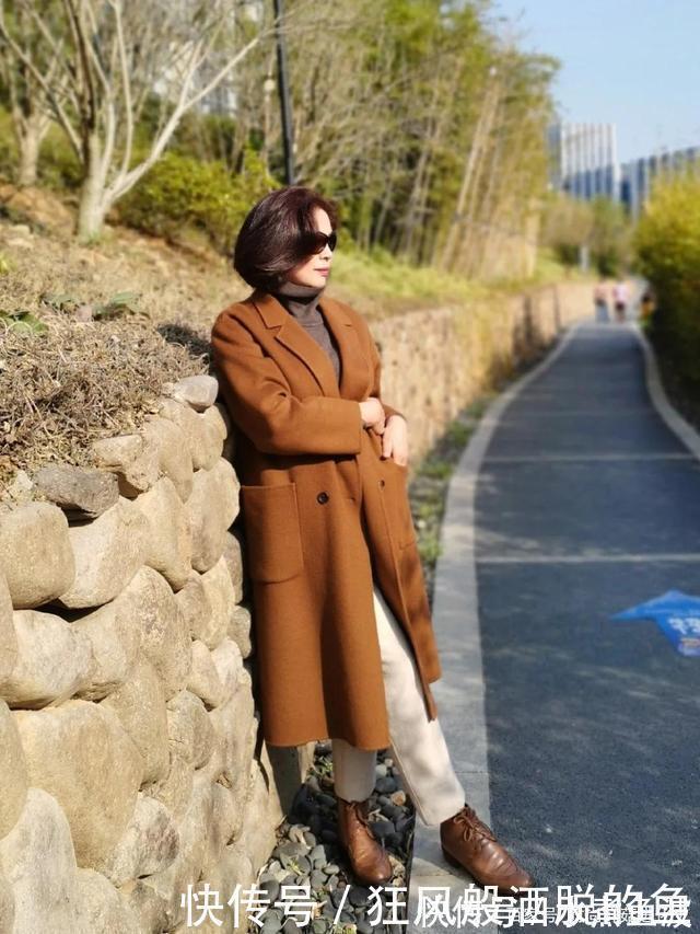 老气|过了60岁的女人,别再留黑长直了!这3款卷发,蓬松时髦不老气