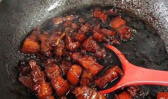 加料酒|红烧肉是先煸肉还是先炒糖色？学会正确做法，肥而不腻颜色红亮