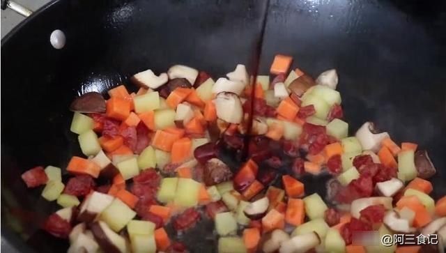 香肠|太香了，这才是米饭最好吃的做法，淋2个鸡蛋，比大鱼大肉还香