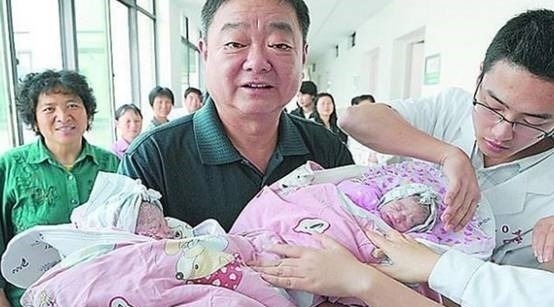 老年|老年丧女后,她不顾众人反对生下双胞胎女儿,后悔巨大的年龄差距