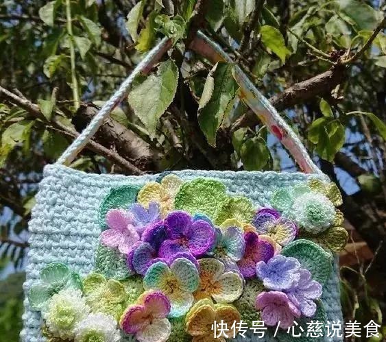 包包$55款超美的钩花包包,只要会钩不同的花,拼缝在一起,就能做出